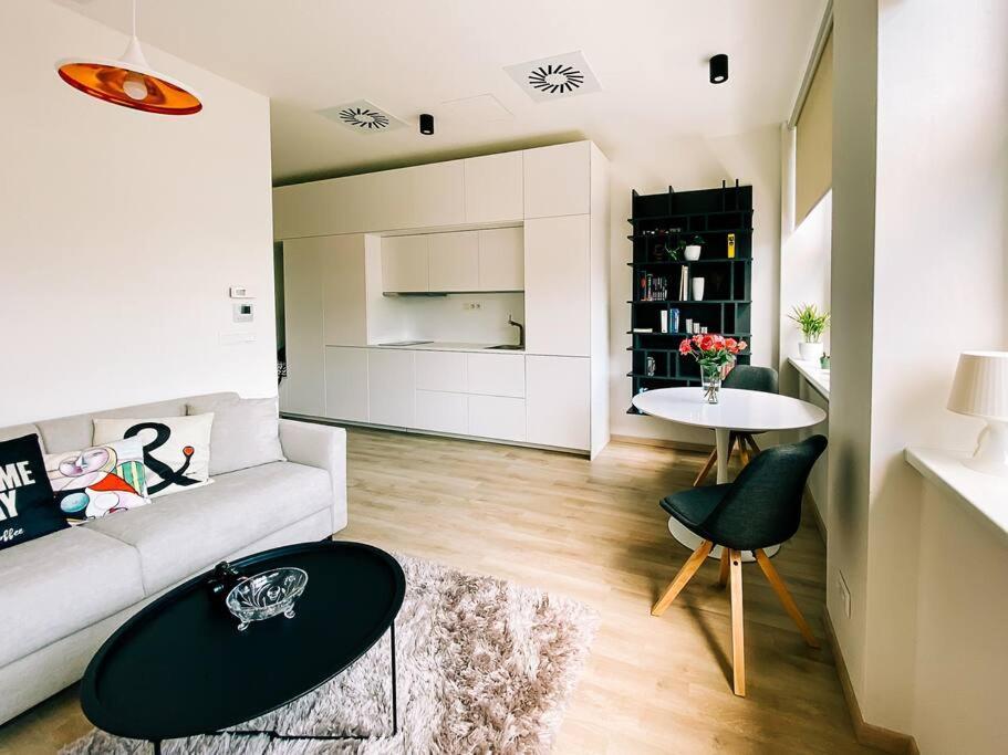 New In Quiet Part Of The Center Apartman